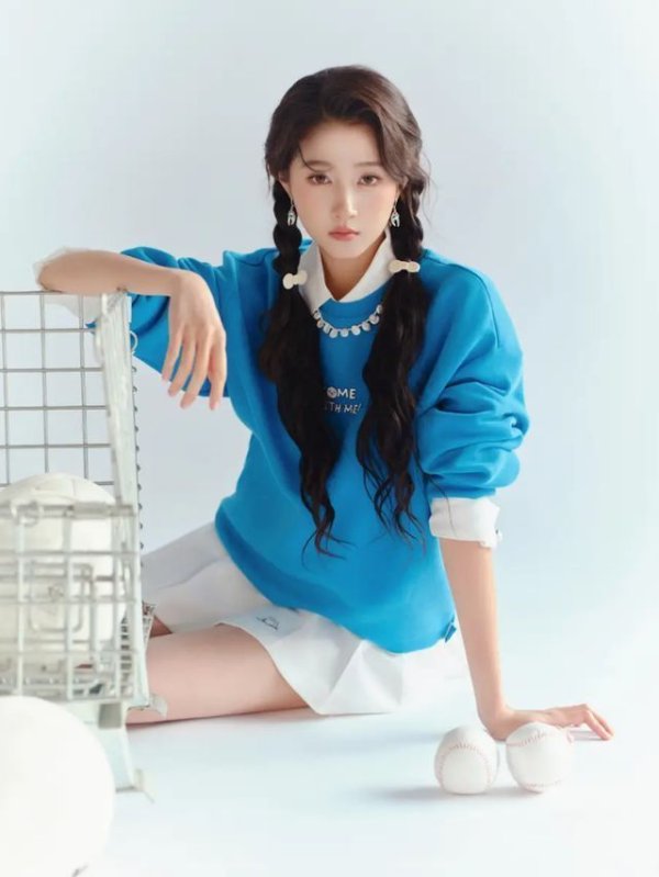 要配资 关晓彤蓝衣白裙化身棒球少女，大长腿吸睛超好看！