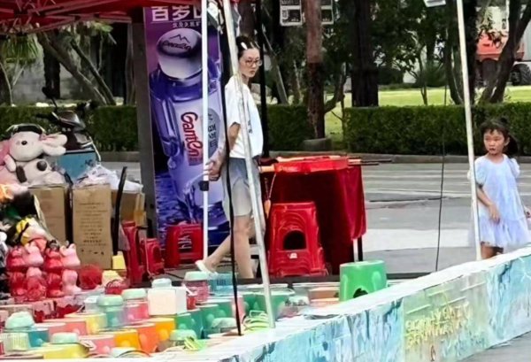 好多牛 苗苗带仨娃外出，1岁三胎女儿正脸首曝，走路模样像郑恺